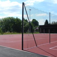 Ballfangzäune und Ballfangnetze werden als Sport- und Schutznetze nicht nur auf Fussballplätzen, sondern spezifisch auch für Beachvolleyball, Badminton, Tennis, Hockey, Diskus- und Hammerwurf eingesetzt. | © Zaunteam