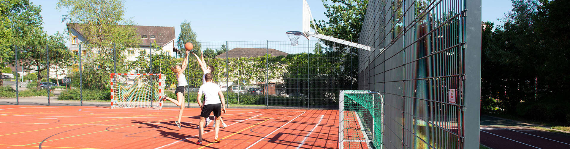 Ballfangnetze  sind im Sportbereich enorm wichtig. Sicherheit gewährleisten oder Abgrenzungen erstellen sind aktuelle Themen - auch auf Schulplätzen.  | © Zaunteam
