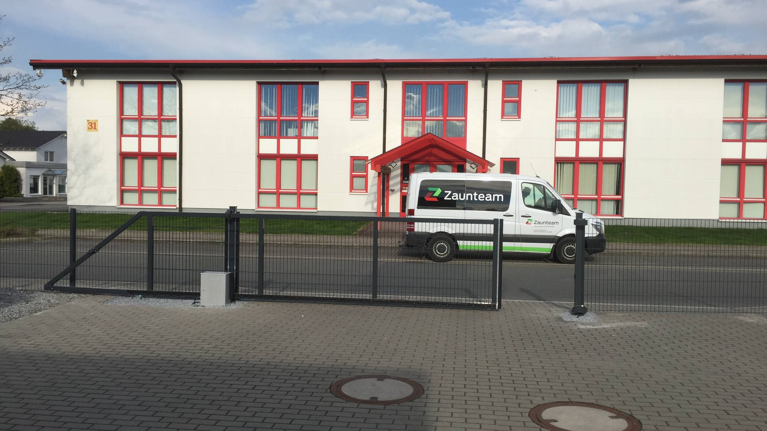 Zaunteam | Freitragendes Schiebetor aus Stahl