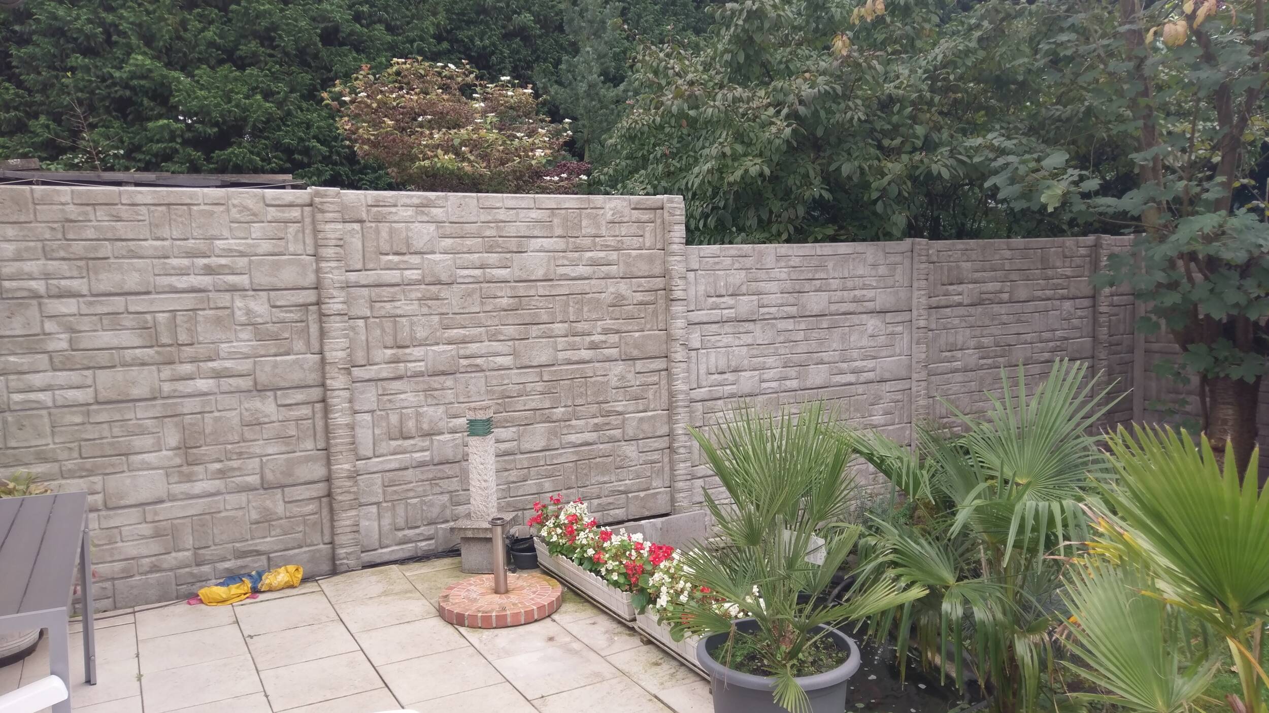 Sichtschutz aus Beton in Antikstein-Optik