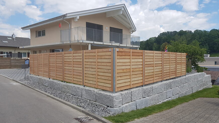 Holz Sichtschutz aus dem 2020 in 6133 Hergiswil b. Willisau Schweiz von Zaunteam Willimann AG.