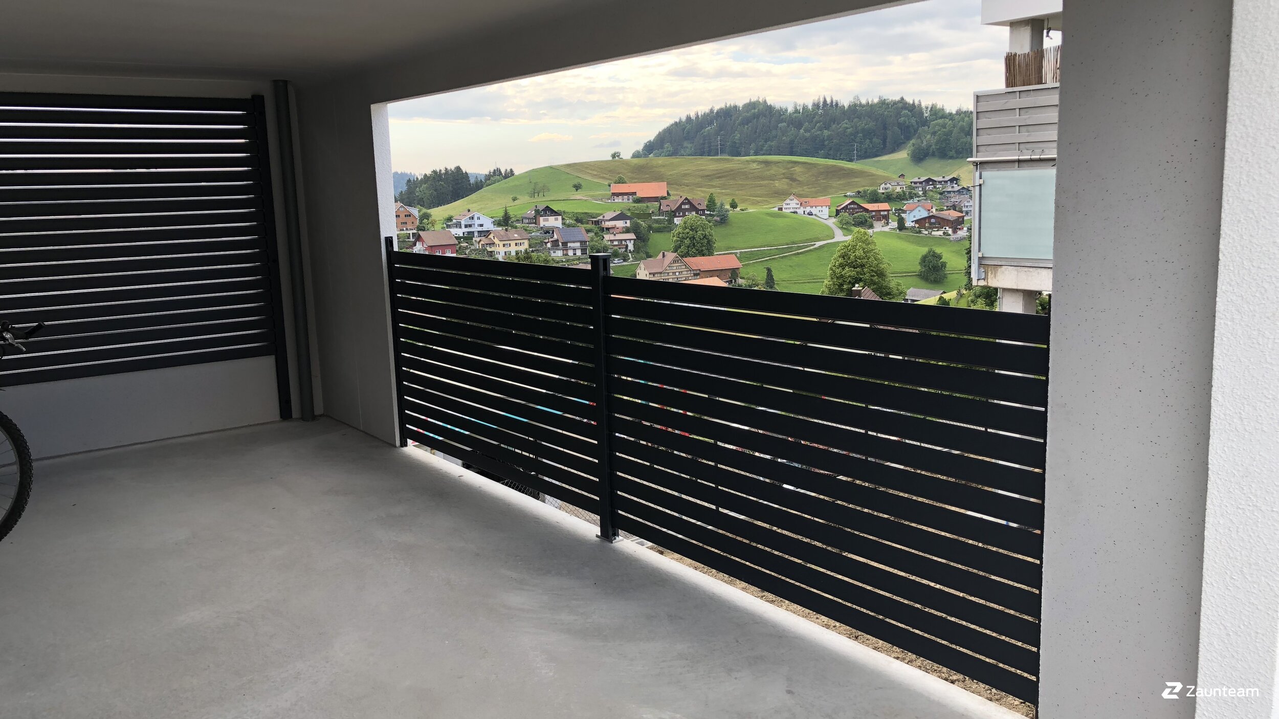Protection brise-vue en aluminium de 2018 à 9103 Schwellbrunn Suisse de Zaunteam Appenzellerland.