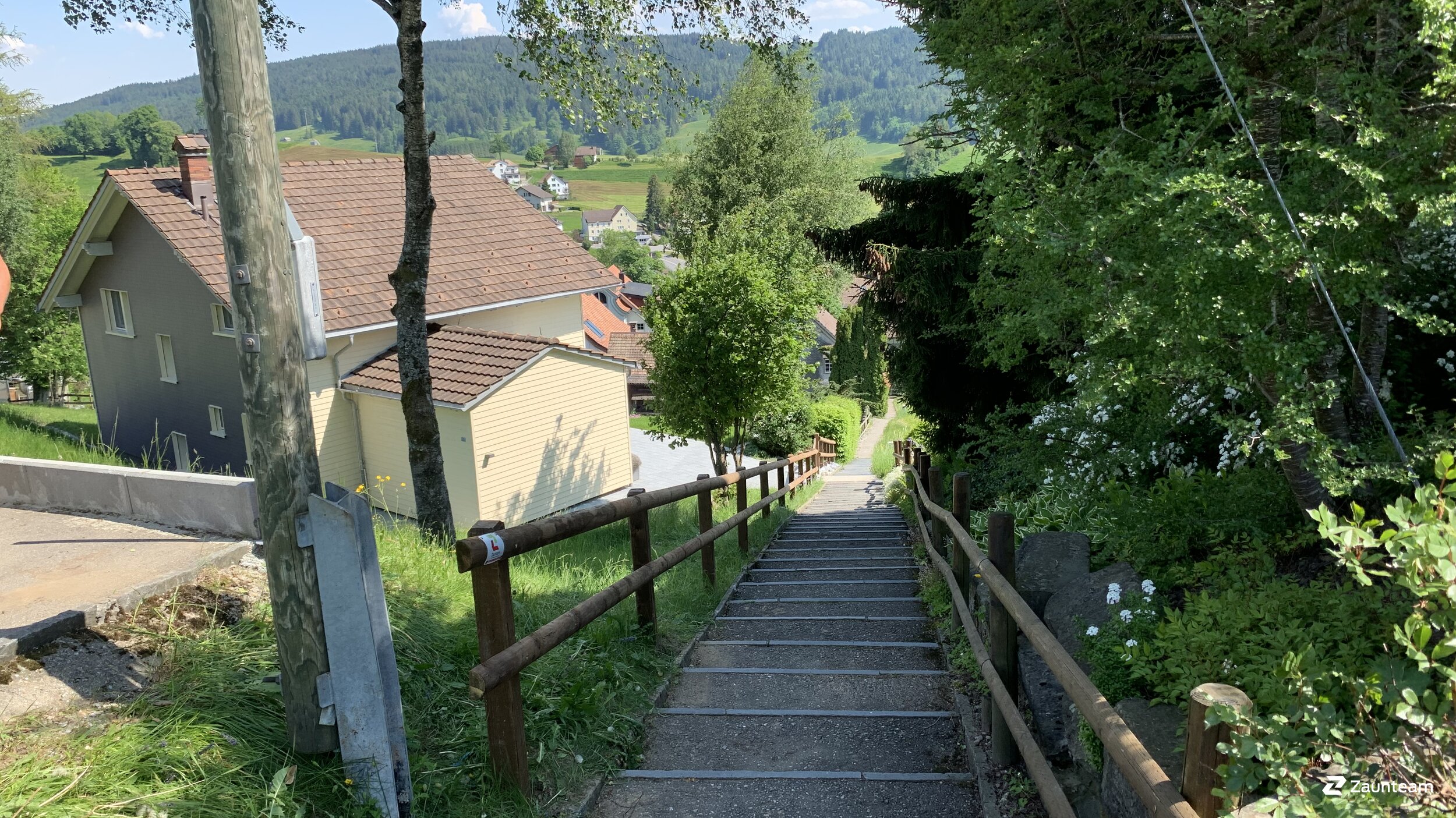 Clôture en lattes demi-rondes de 2019 à 9056 Gais Suisse de Zaunteam Appenzellerland.