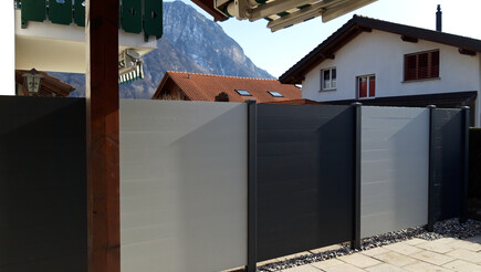 Protection brise-vue en aluminium de 2019 à 9476 Weite Suisse de Zaunteam Werdenberg.