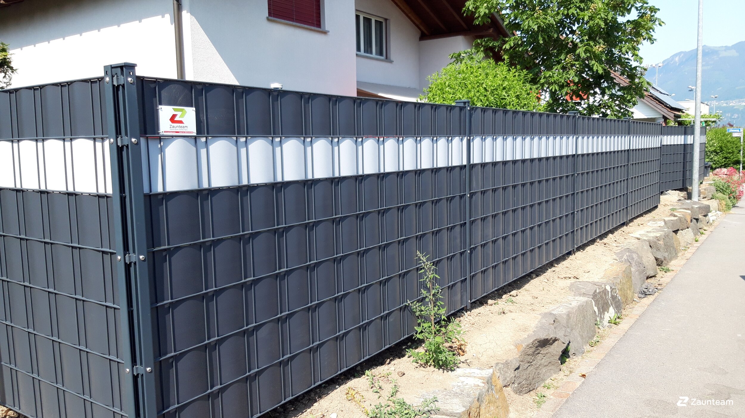 ILESTO PVC Sichtschutzstreifen für Zäune 35m RAL 7016 Anthrazit Sichtschutz für Ihren Gartenzaun 