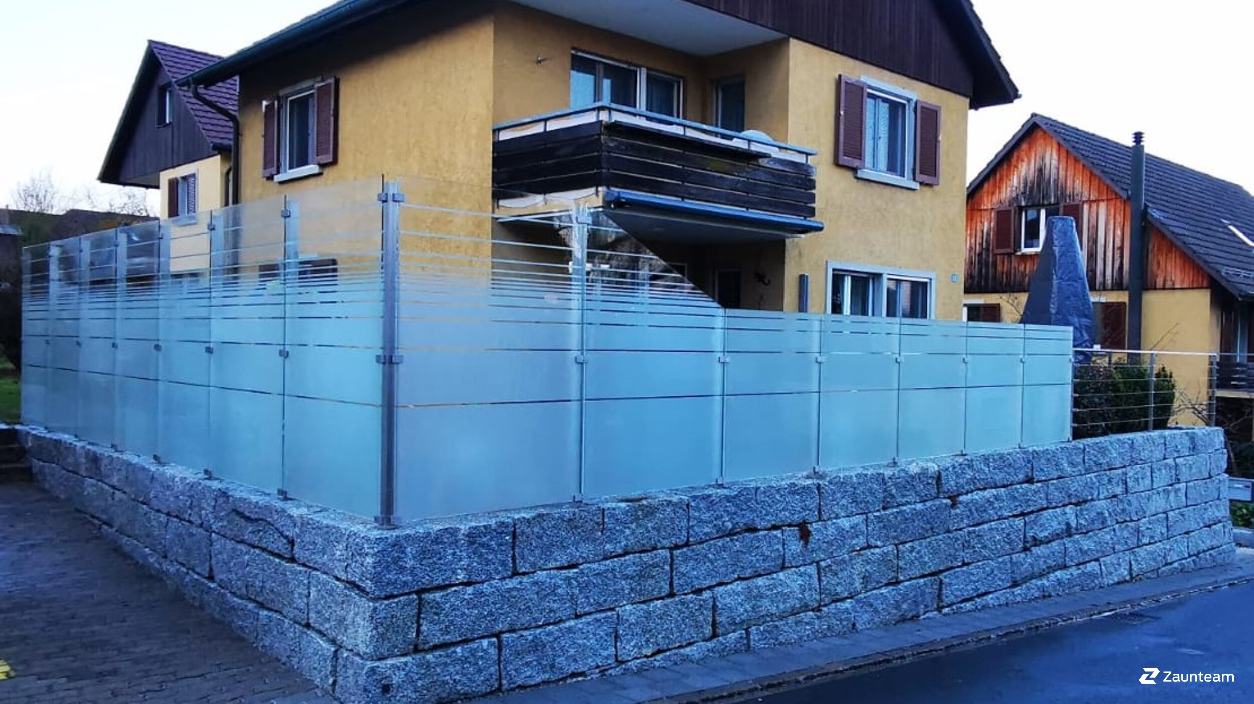 Zaunteam Glas Sichtschutz mit vierkant Edelstahlpfosten einbetoniert