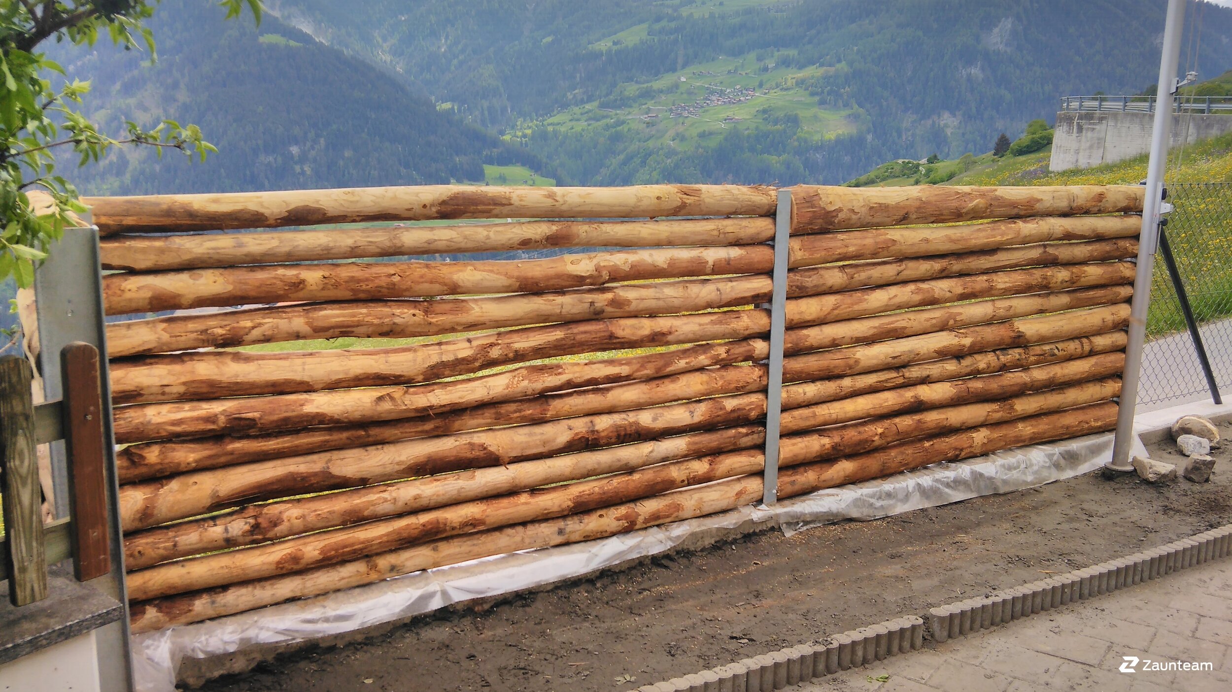 Protection brise-vue en bois de 2020 à 7082 Obervatz Suisse de Zaunteam Engadin.