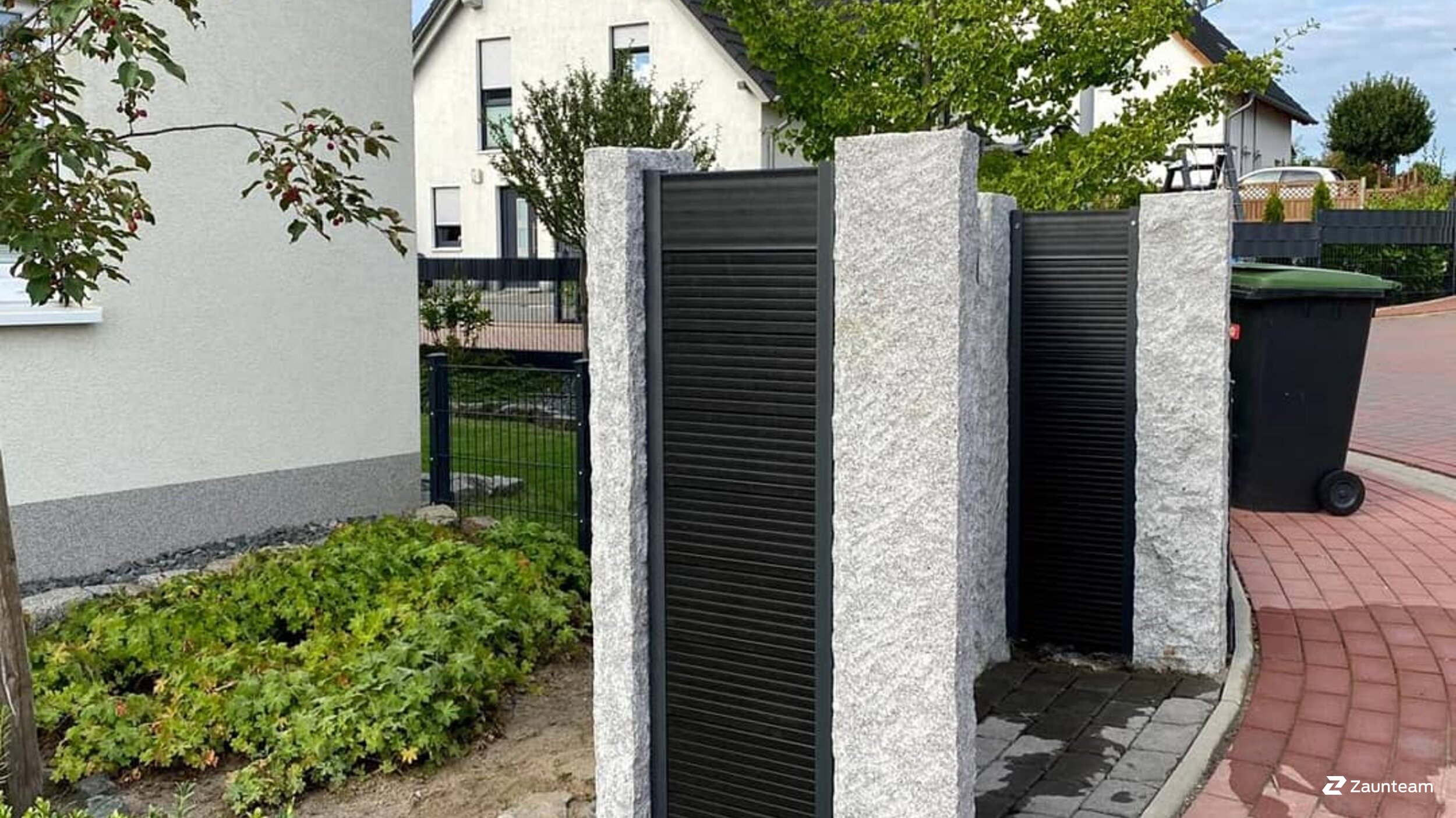 Zaunteam WPC Sichtschutz, grau mit Alupfosten metallgrau einbetoniert