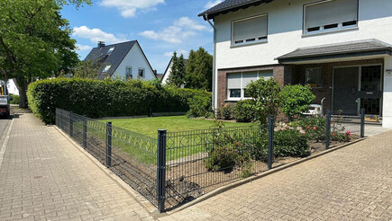 Clôture en grille double fil décorative de 2021 à 58730 Fröndenberg Allemagne de Zaunteam Sauerland.
