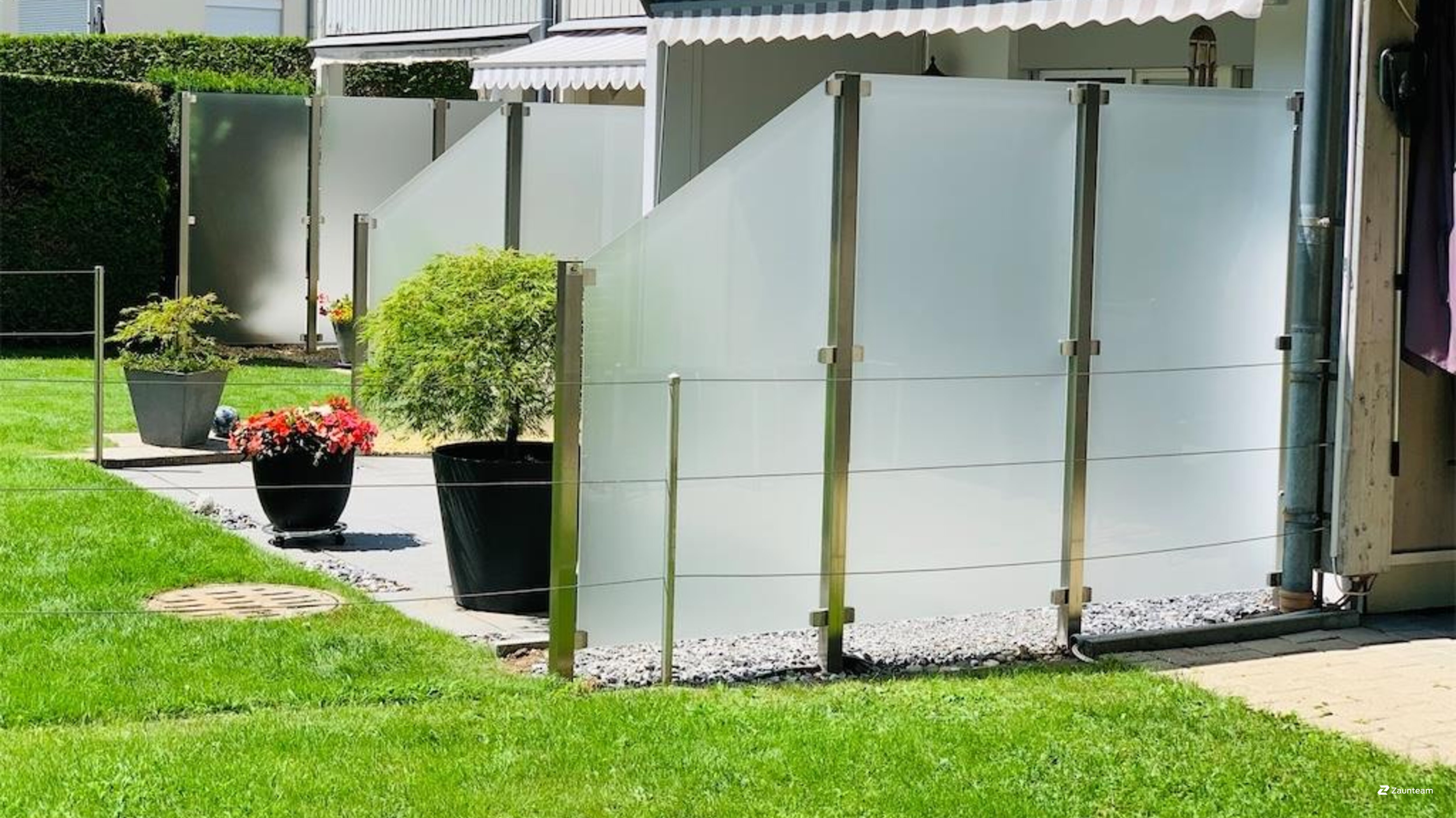 Zaunteam Glas Sichtschutz mit vierkant Edelstahlpfosten einbetoniert