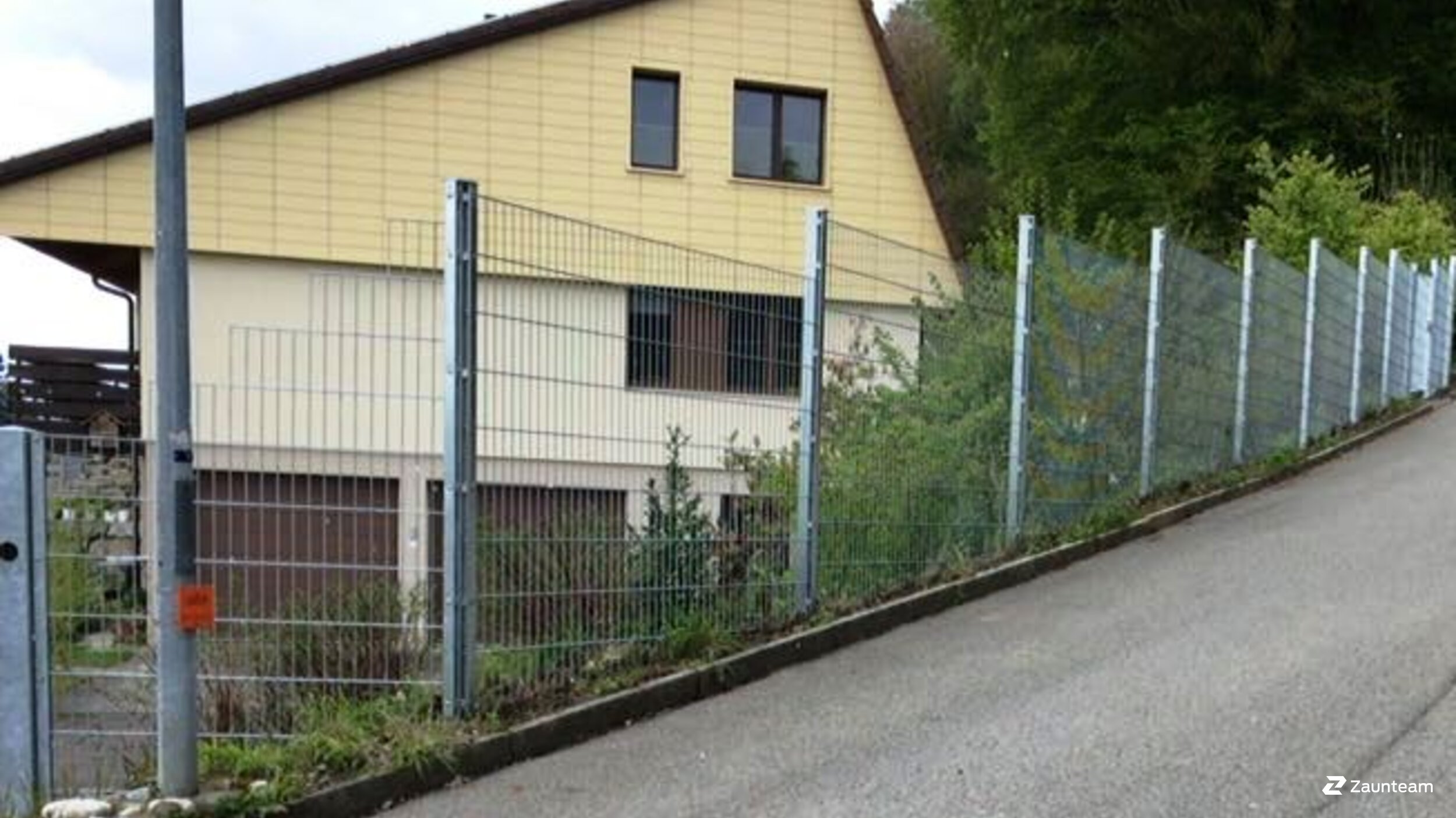 Clôture en panneau double fil de 2016 à 8255 Schlattingen Suisse de Zaunteam Thurgau AG.