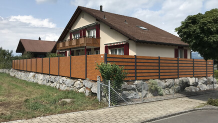 Aluminium Sichtschutz aus dem 2018 in 8865 Bilten Schweiz von Zaunteam Linth.