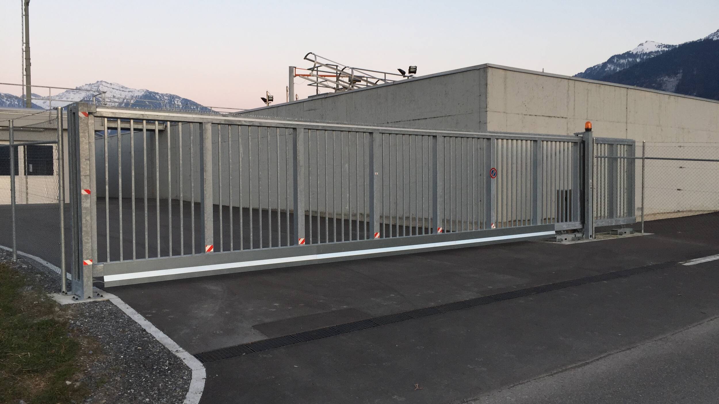 Zaunteam | Freitragendes Schiebetor aus Stahl