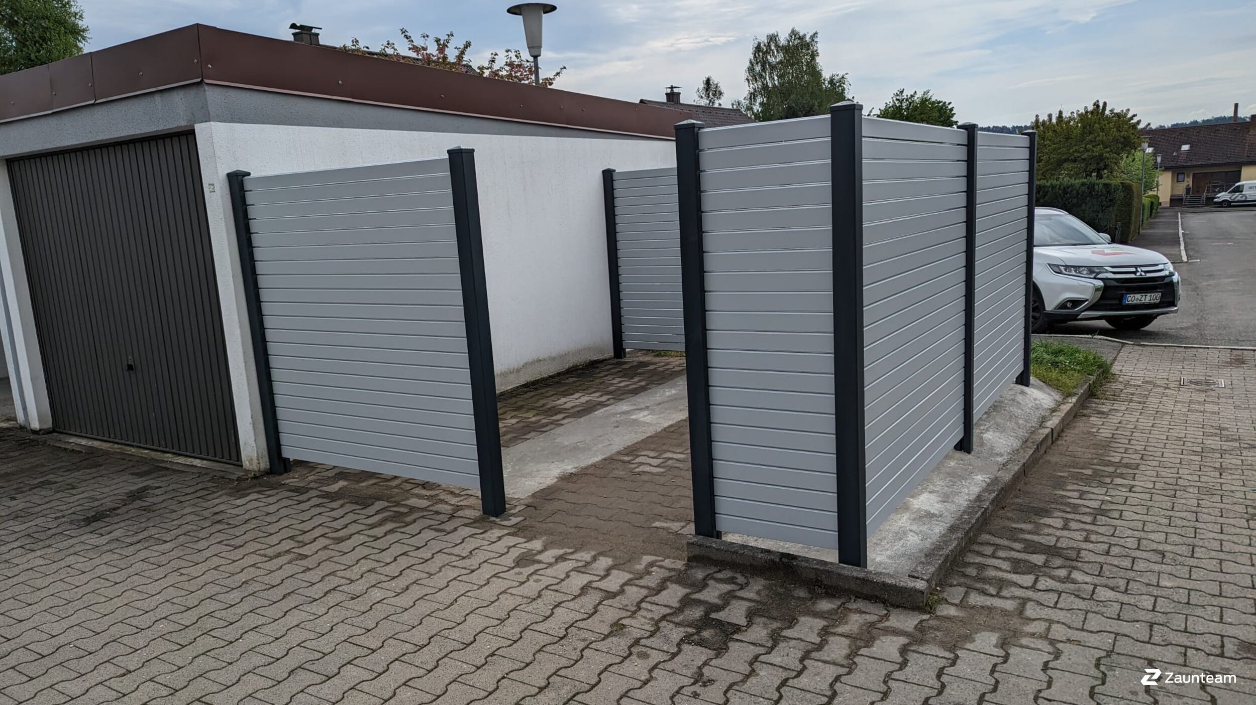 zaunteam-alu-systemprofil-in-anthrazit-mit-aluminiumpfosten-vierkant