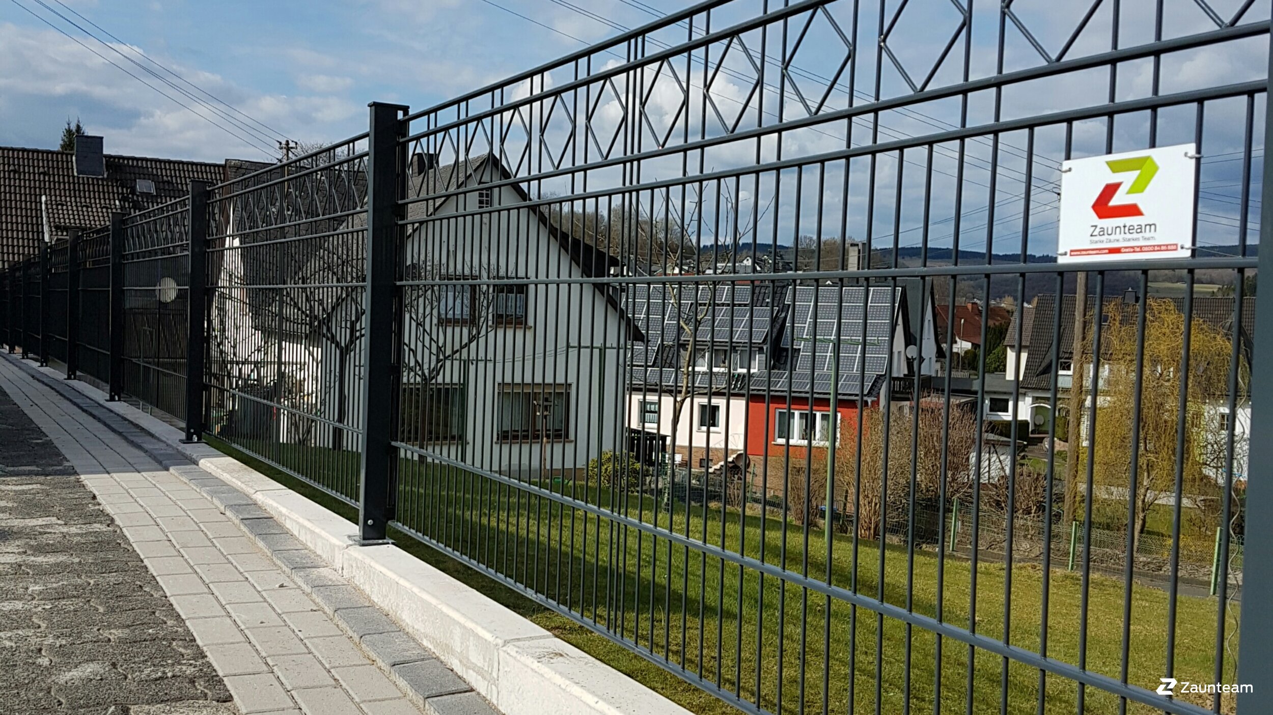 Clôture en grille double fil décorative de 2017 à 35708 Haiger Allemagne de Zaunteam Südwestfalen.