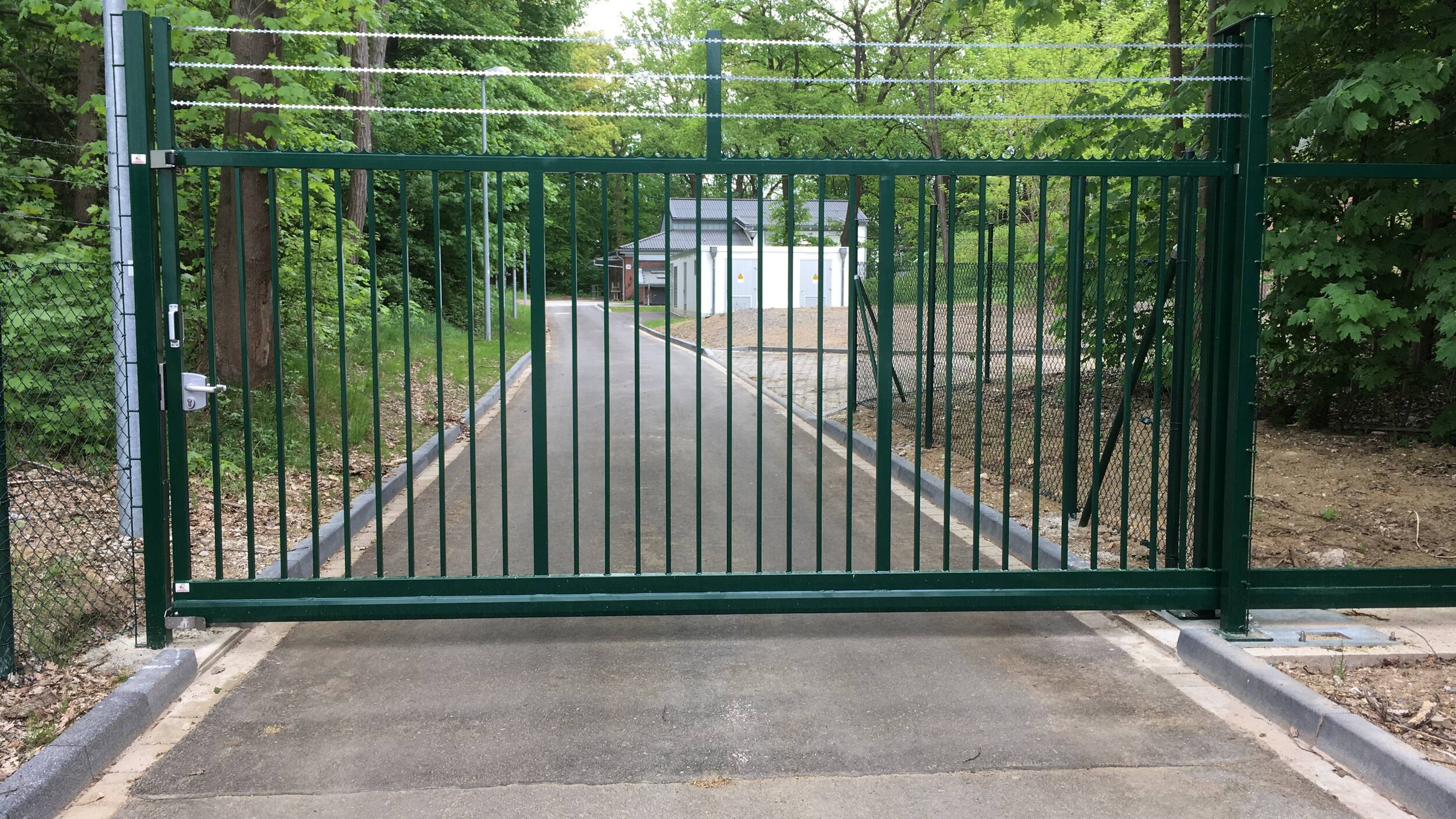 Zaunteam | Freitragendes Schiebetor aus Stahl