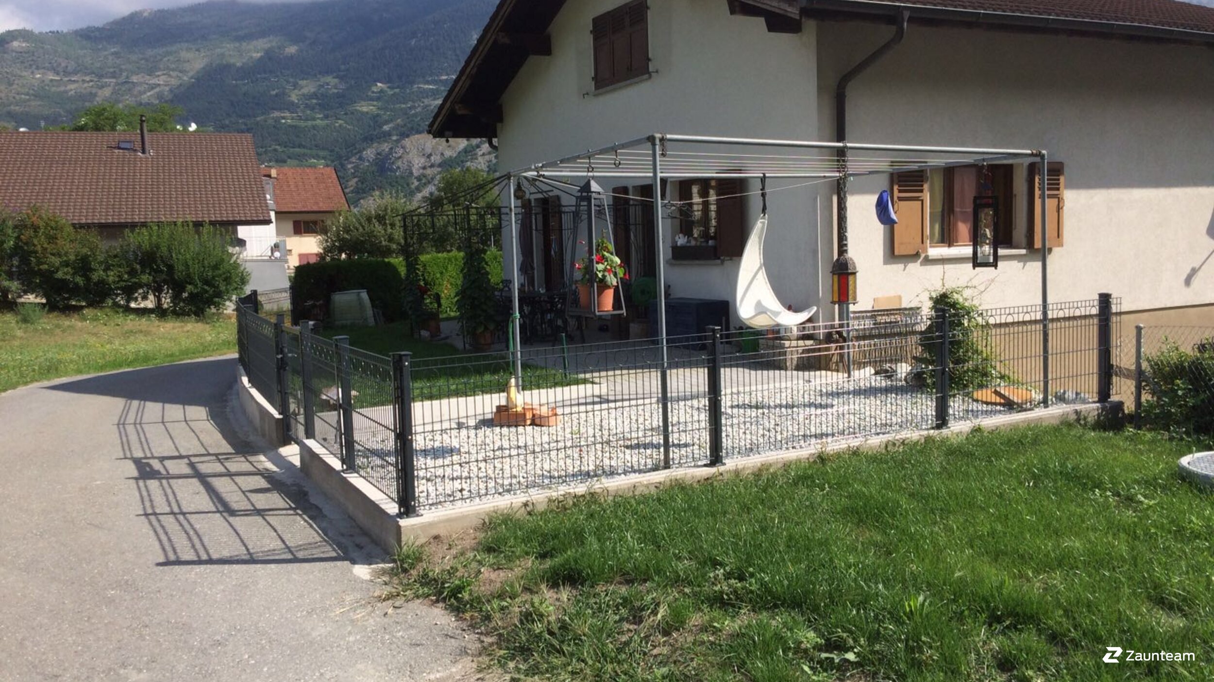 Clôture en grille double fil décorative de 2016 à 3952 Susten Suisse de Zaunteam Wallis / Swissclôture Valais.