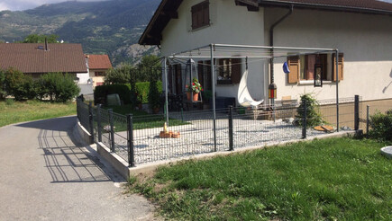 Clôture en grille double fil décorative de 2016 à 3952 Susten Suisse de Zaunteam Wallis / Swissclôture Valais.
