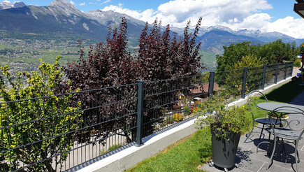 Clôture en panneau double fil de 2020 à 1991 Salins Suisse de Zaunteam Wallis / Swissclôture Valais.