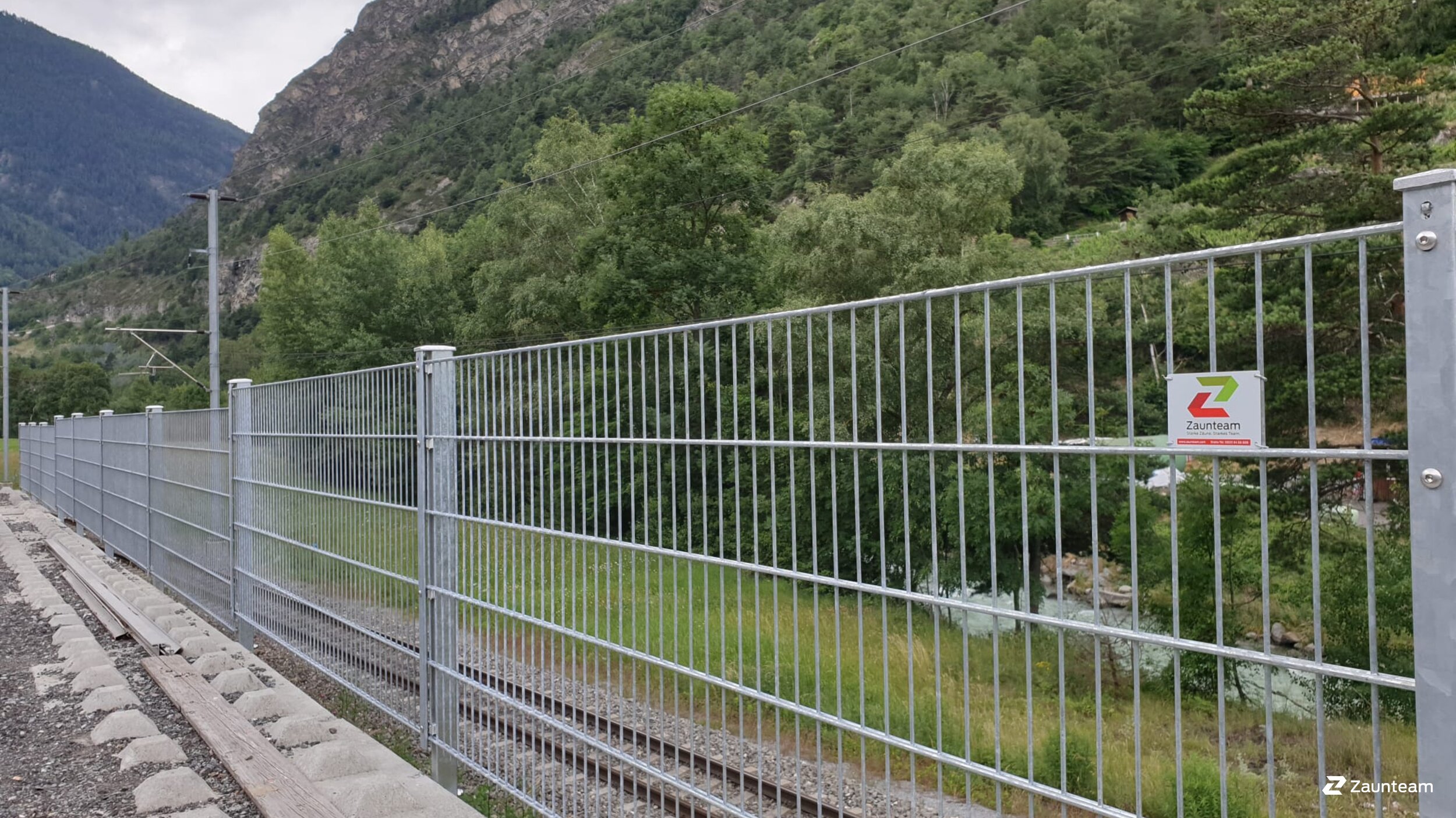 Clôture en panneau double fil de 2020 à 3922 Stalden Suisse de Zaunteam Wallis / Swissclôture Valais.