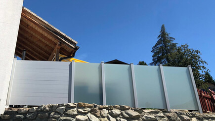 Glas Sichtschutz aus dem 2020 in 3935 Bürchen Schweiz von Zaunteam Wallis / Swissclôture Valais.