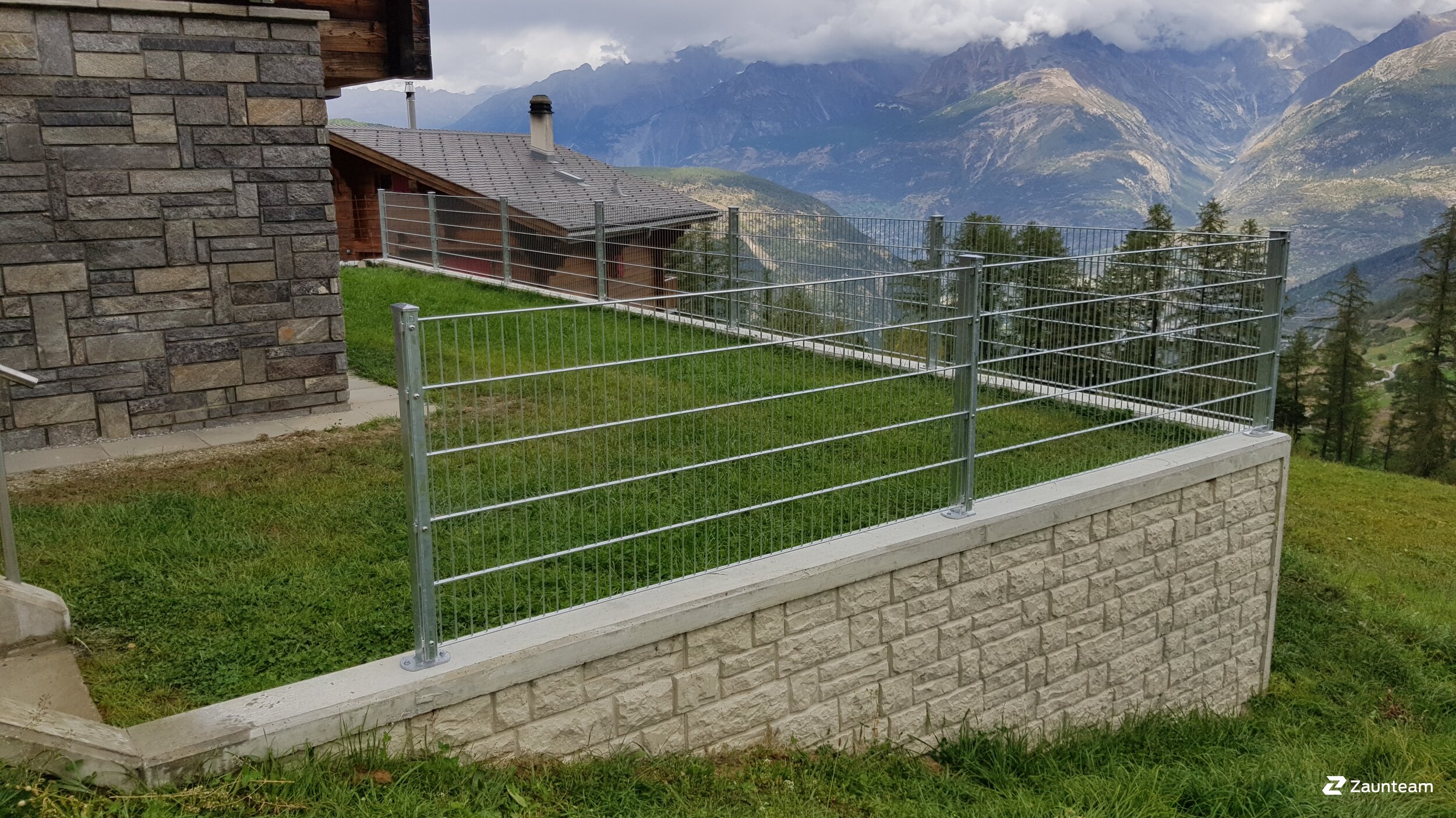 Clôture en panneau double fil de 2020 à 3933 Staldenried Suisse de Zaunteam Wallis / Swissclôture Valais.