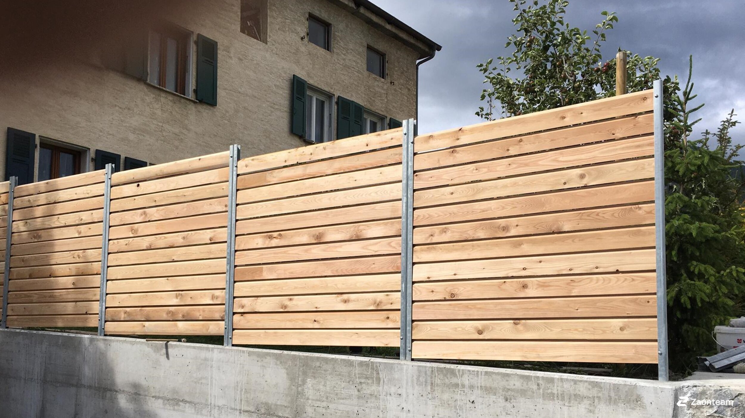 Protection brise-vue en bois de 2021 à 1964 Conthey Suisse de Zaunteam Wallis / Swissclôture Valais.