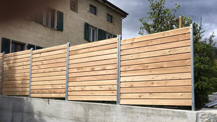 Protection brise-vue en bois de 2021 à 1964 Conthey Suisse de Zaunteam Wallis / Swissclôture Valais.