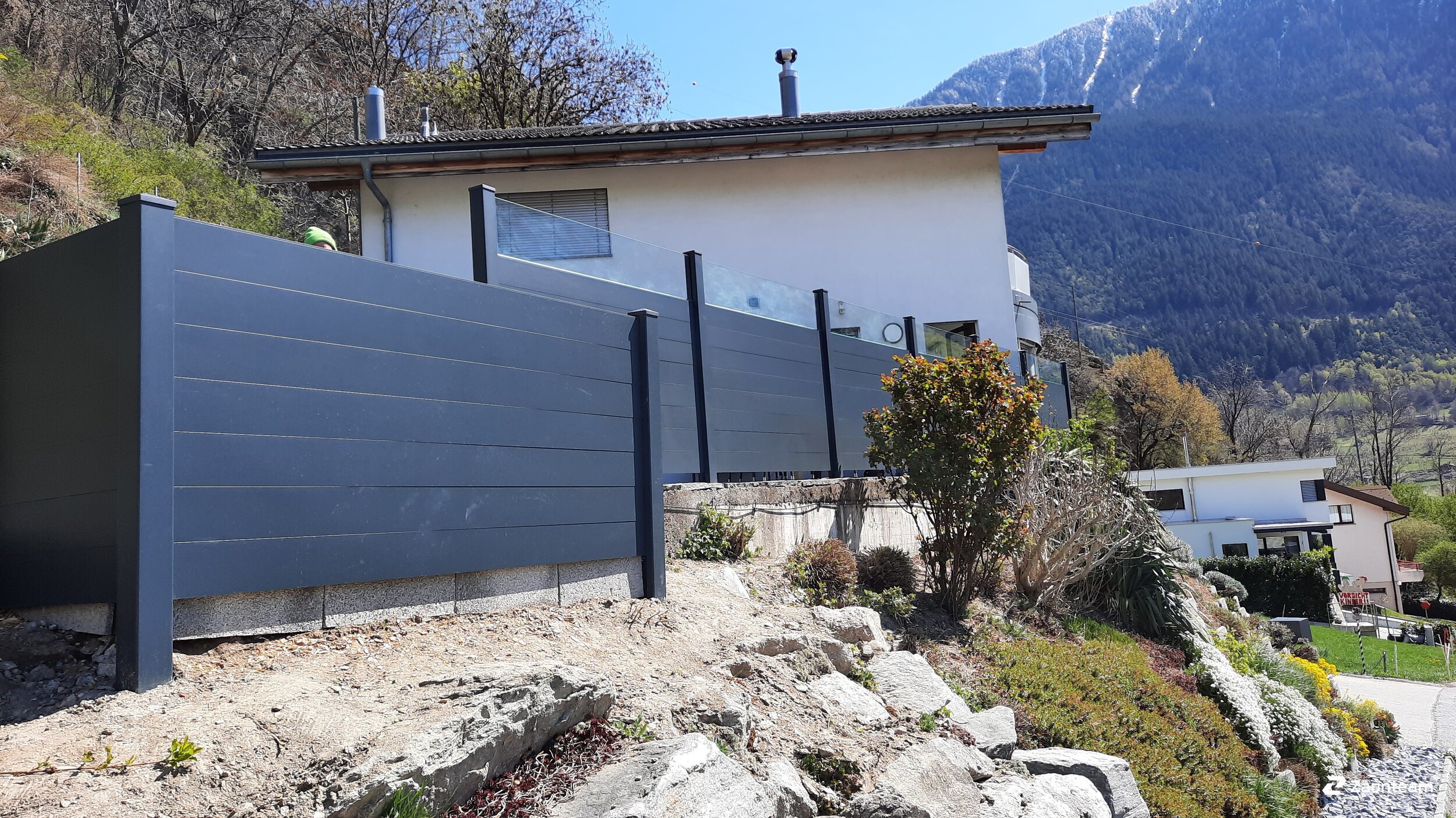Protection brise-vue en aluminium de 2021 à 3931 Lalden Suisse de Zaunteam Wallis / Swissclôture Valais.