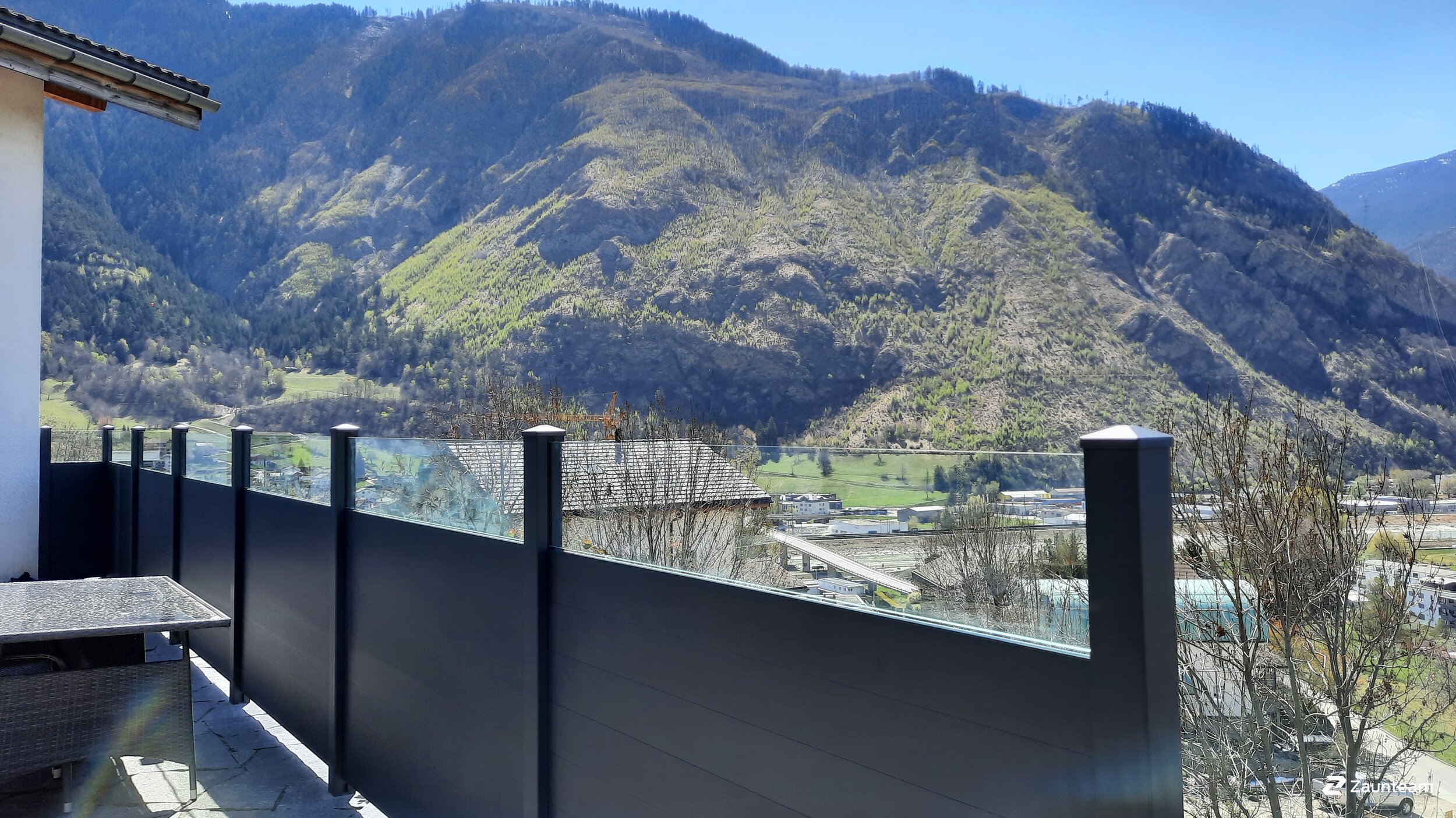 Protection brise-vue en aluminium de 2021 à 3931 Lalden Suisse de Zaunteam Wallis / Swissclôture Valais.