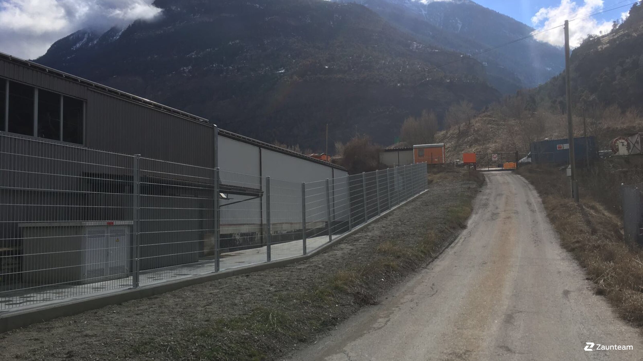 Clôture en panneau double fil de 2017 à 3900 Brig Suisse de Zaunteam Wallis / Swissclôture Valais.