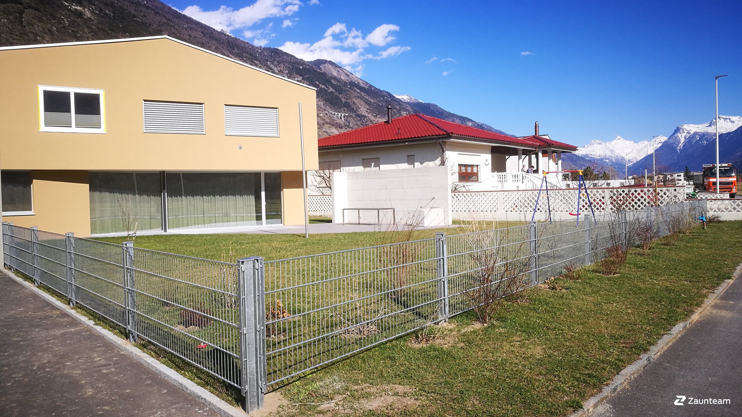 Clôture en panneau double fil de 2017 à 3945 Gampel Suisse de Zaunteam Wallis / Swissclôture Valais.