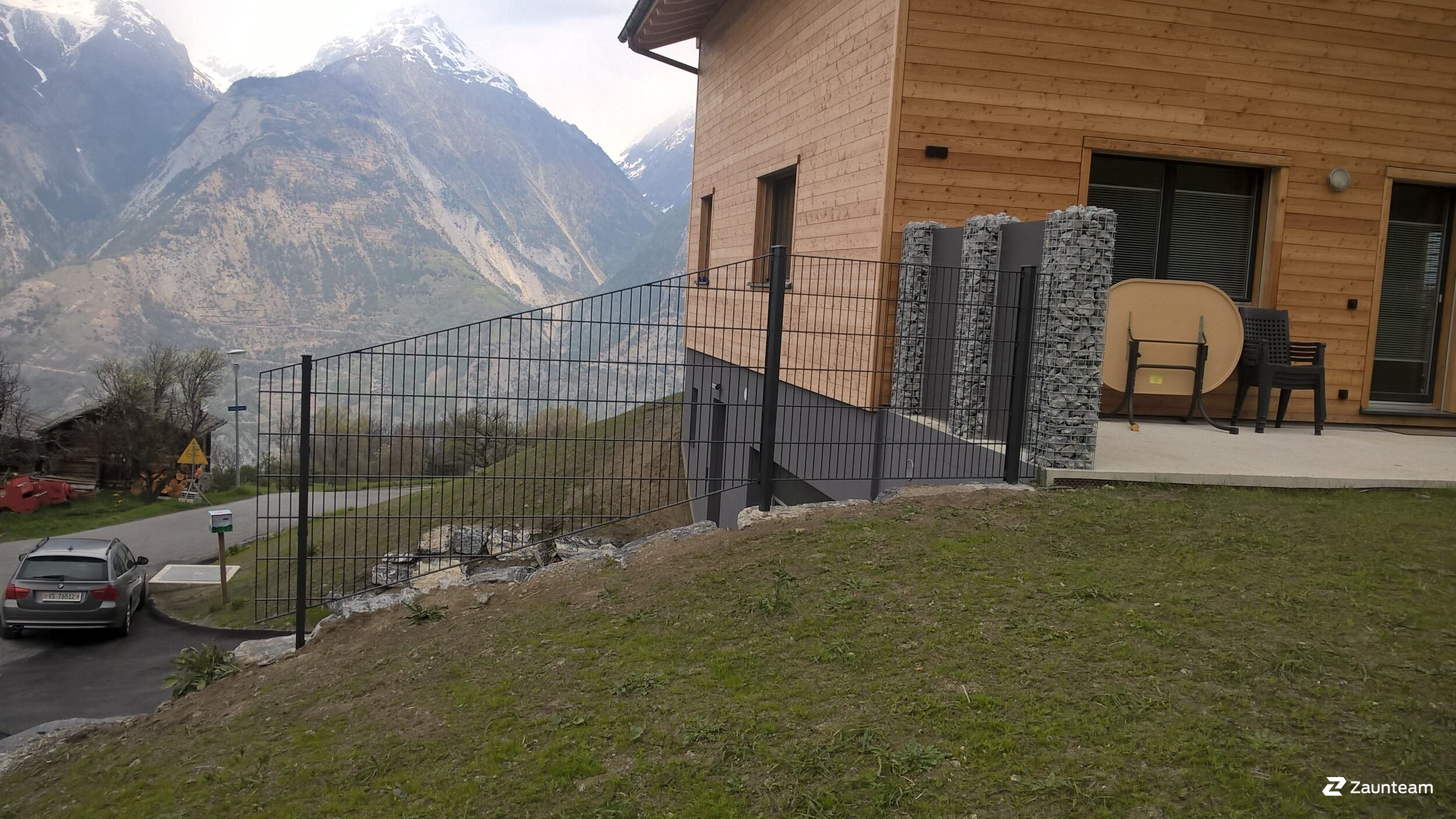 Clôture en panneau double fil de 2016 à 3944 Unterbäch Suisse de Zaunteam Wallis / Swissclôture Valais.