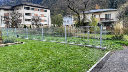Clôture en panneau double fil de 2023 à 3942 Raron Suisse de Zaunteam Wallis / Swissclôture Valais.