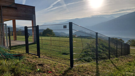 Clôture en panneau double fil de 2023 à 1976 Erde Suisse de Zaunteam Wallis / Swissclôture Valais.