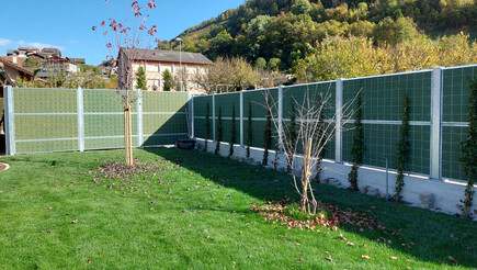 Lärmschutzzaun aus dem 2022 in 1996 Baar Schweiz von Zaunteam Wallis / Swissclôture Valais.