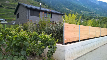 Protection brise-vue en bois de 2016 à 1926 Fully Suisse de Zaunteam Wallis / Swissclôture Valais.
