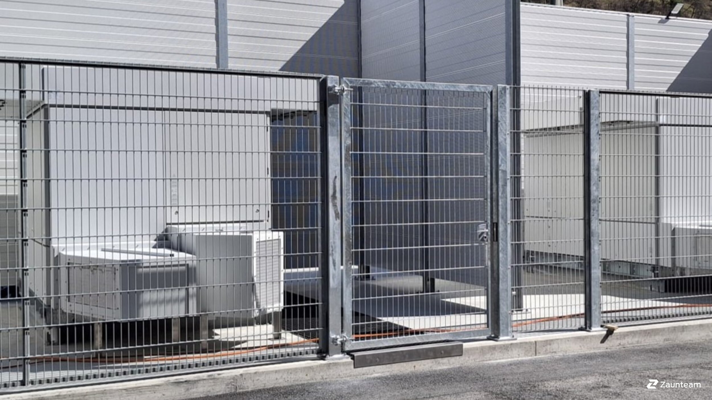 Doppelstabmattenzaun aus dem 2026 in 3922 Stalden Schweiz von Zaunteam Wallis / Swissclôture Valais.