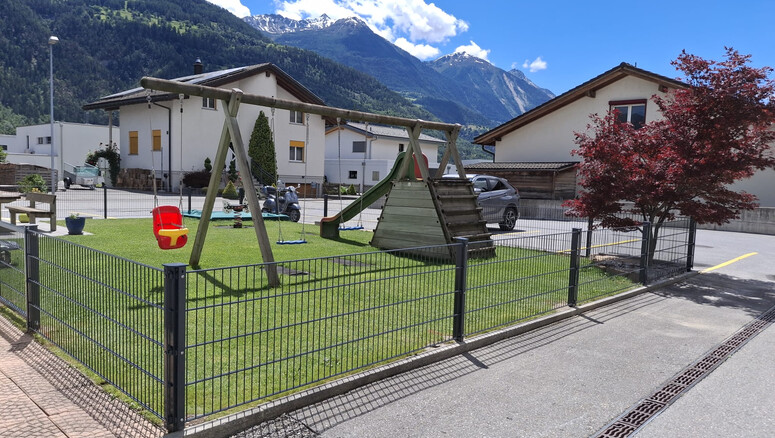 Doppelstabmattenzaun aus dem 2026 in 3945 Gampel Schweiz von Zaunteam Wallis / Swissclôture Valais.