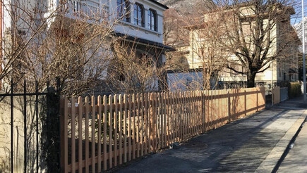 Protection brise-vue en bois de 2019 à 1800 Vevey Suisse de Zaunteam Wallis / Swissclôture Valais.