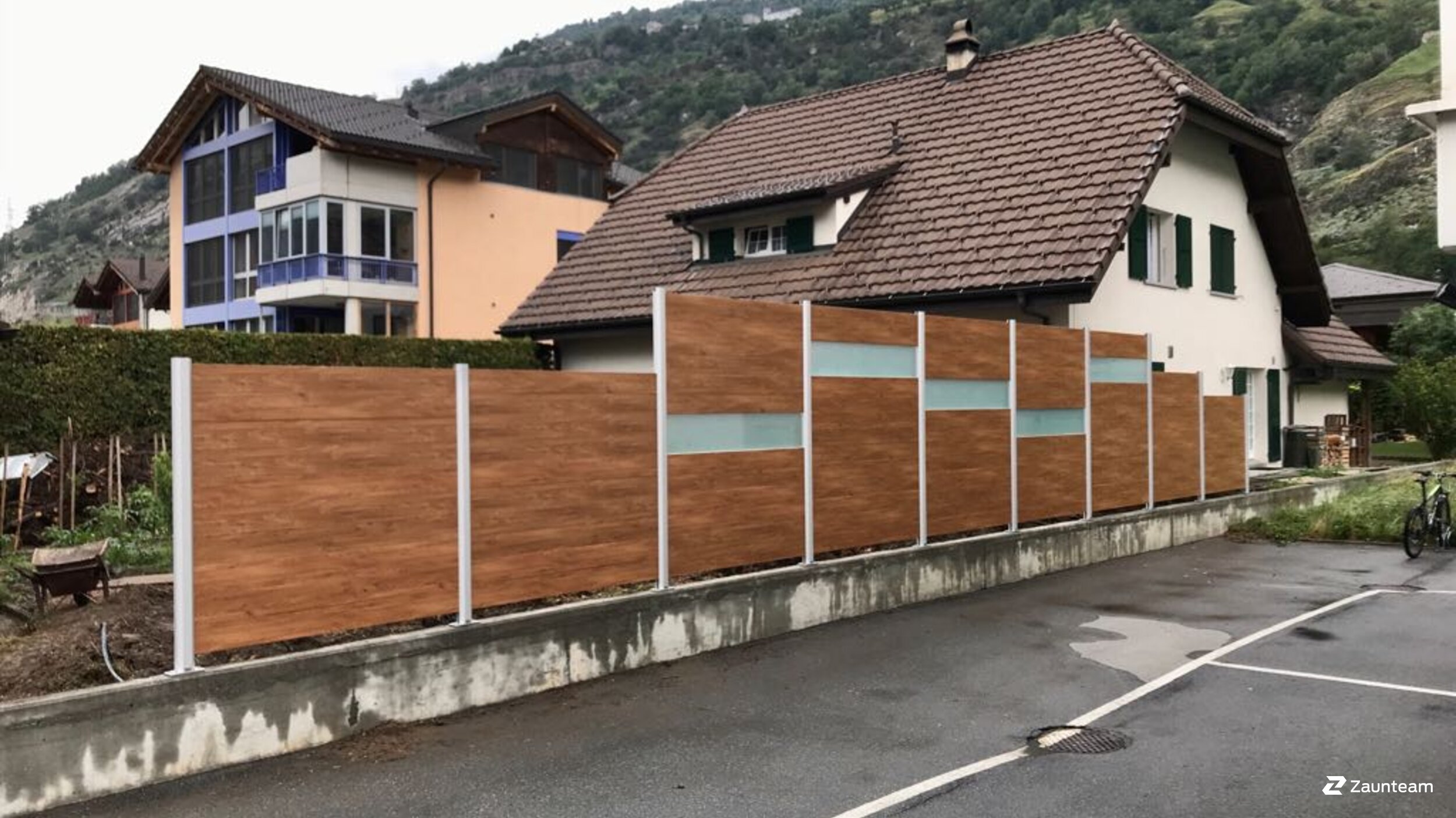 Protection brise-vue en aluminium de 2018 à 3937 Baltschieder Suisse de Zaunteam Wallis / Swissclôture Valais.