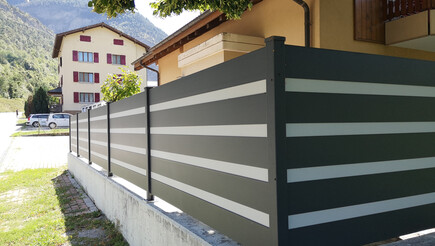 Protection brise-vue en aluminium de 2020 à 3900 Gamsen Suisse de Zaunteam Wallis / Swissclôture Valais.
