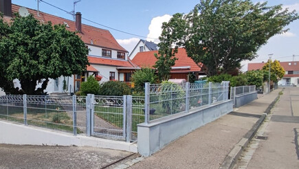 Clôture en grille double fil décorative de 2022 à 89278 Nersingen Allemagne de Zaunteam Ulm.