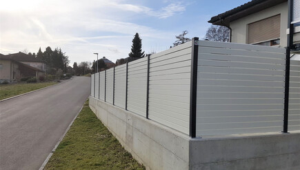 Protection brise-vue en aluminium de 2022 à 4573 Lohn-Ammansegg Suisse de Zaunteam Mittelland GmbH.