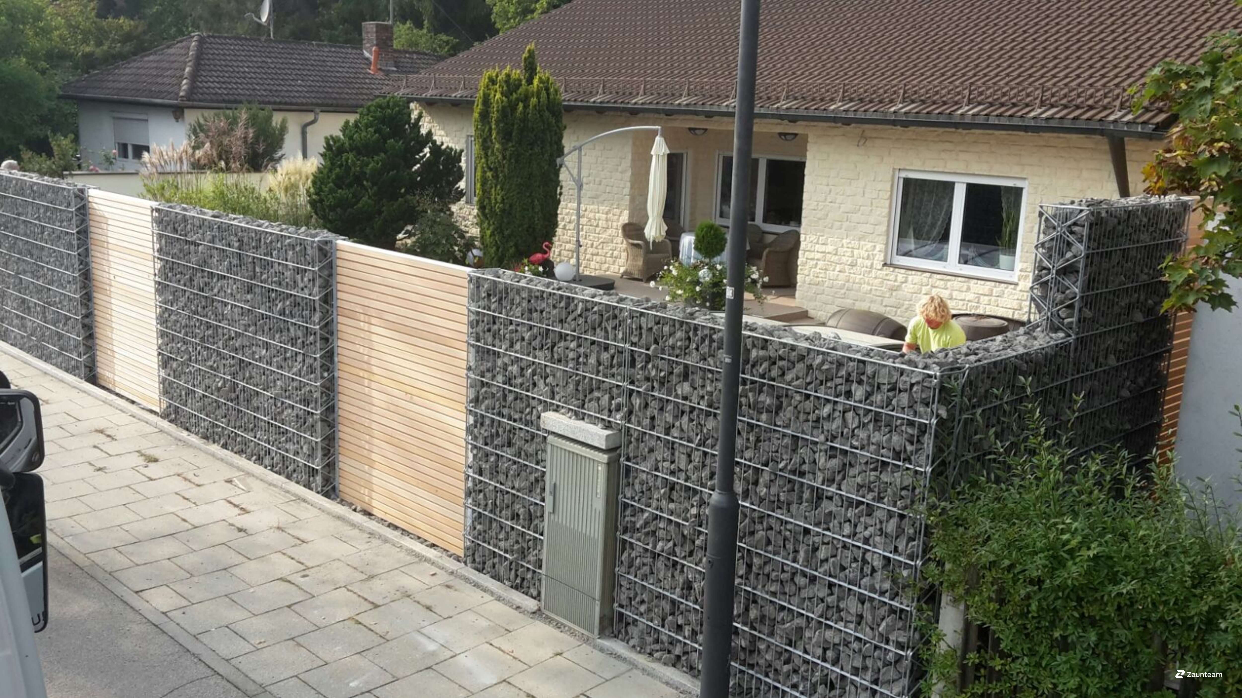 Gabionen und Steinsäulen als Sichtschutz von Zaunteam