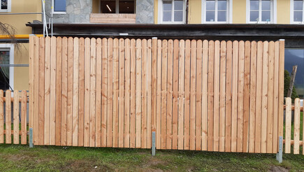 Protection brise-vue en bois de 2022 à 6673 Grän Autriche de Zaunteam Allgäu.