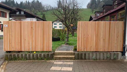 Protection brise-vue en bois de 2022 à 87534 Oberstaufen Allemagne de Zaunteam Allgäu.