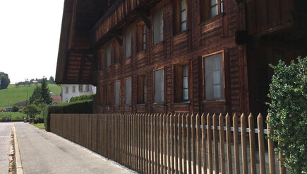 Clôture en palisades de 2017 à 3076 Worb Suisse de Zaunteam Kiesen AG.