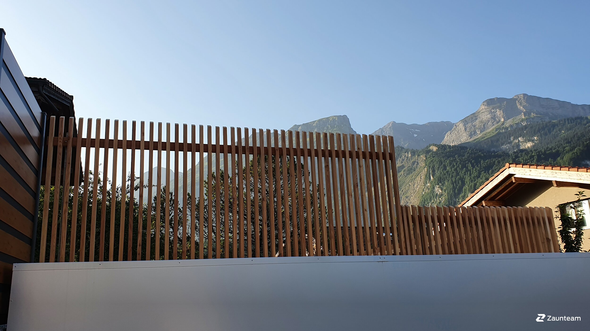 Holz Sichtschutz aus dem 2021 in 3855 Brienz Schweiz von Zaunteam Berner Oberland.