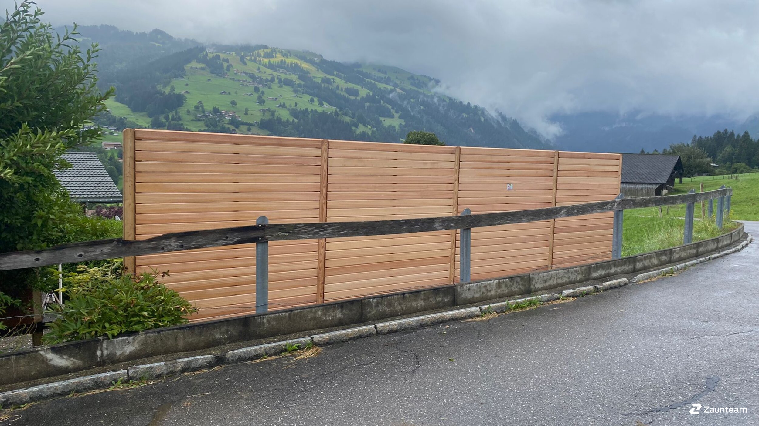 Protection brise-vue en bois de 2021 à 3775 Lenk im Simmental Suisse de Zaunteam Berner Oberland.